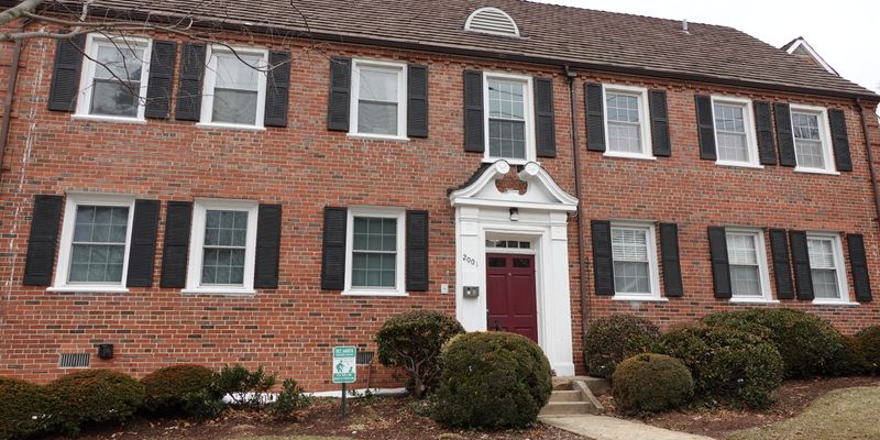 Washington House: 2001 Fort Davis St SE #202