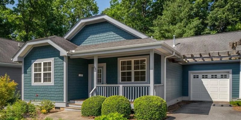 Flat Rock House: 66 Avonlea Ln