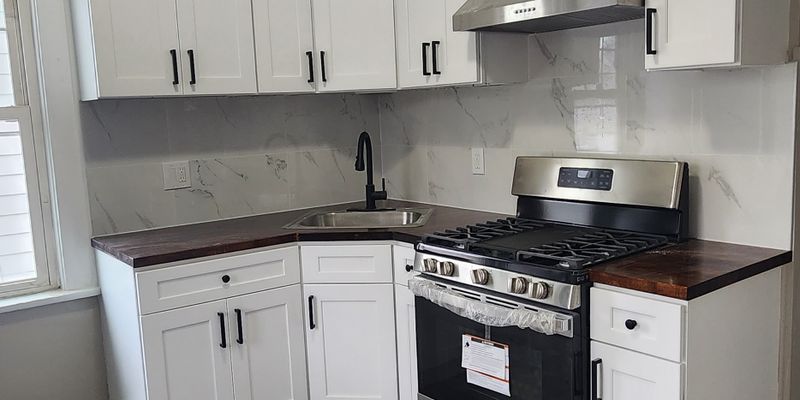 Clifton Apartment: 40 Piaget Ave