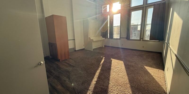 Tiffin House: 94 S Washington St