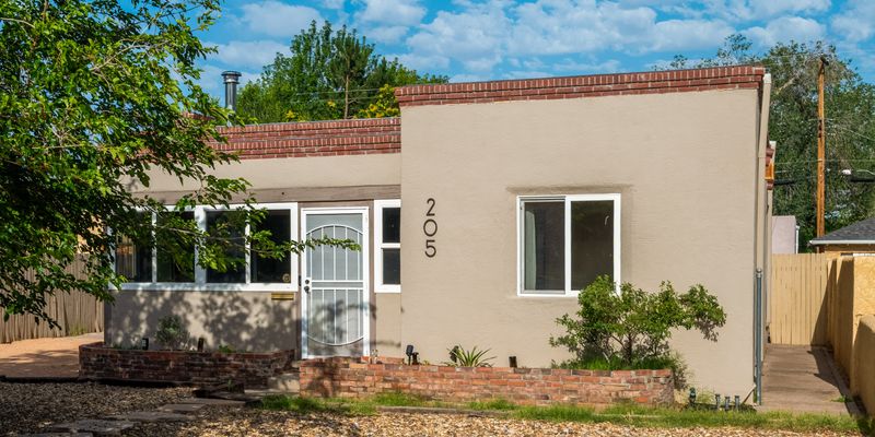 Albuquerque House: 205 Richmond Dr SE