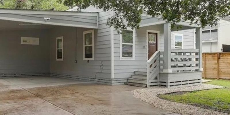 Houston House: 3523 Bain St