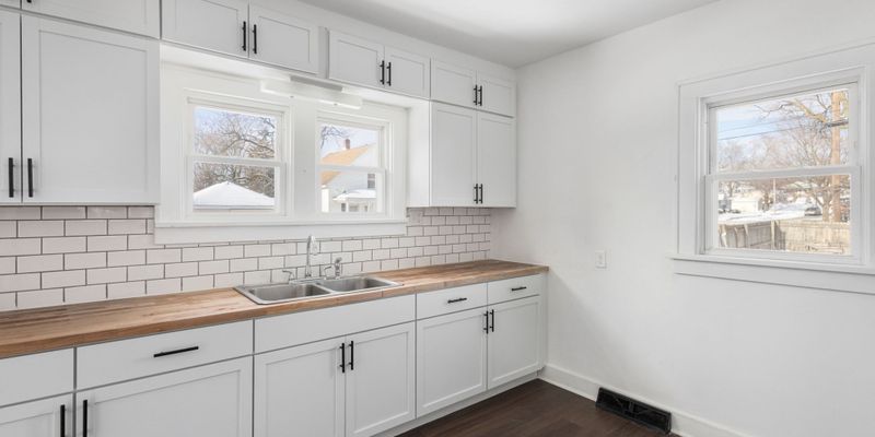 Mishawaka House: 302 E Grove St