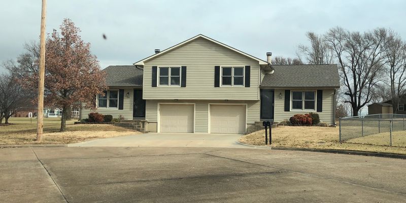 Chanute House: 204 S Westview Ter