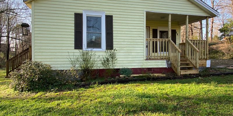 Cherryville House: 135 Mill Rd