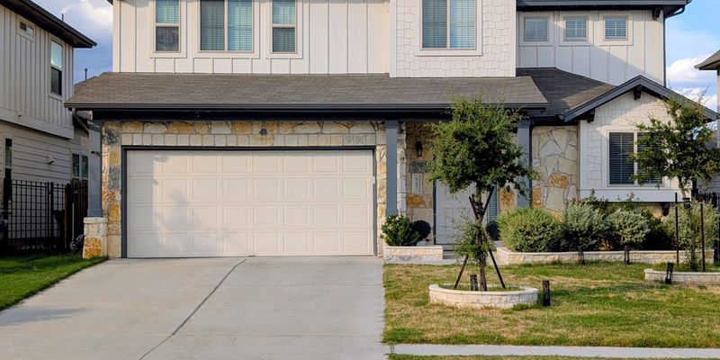 Leander House: 517 Arrowhead Vine St