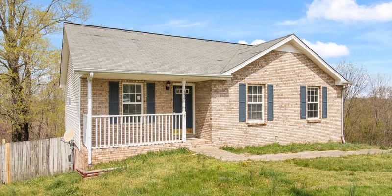 Clarksville House: 1330 Burchett Dr