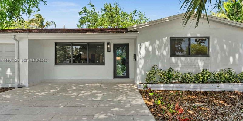 Hollywood House: 3193 Taft St