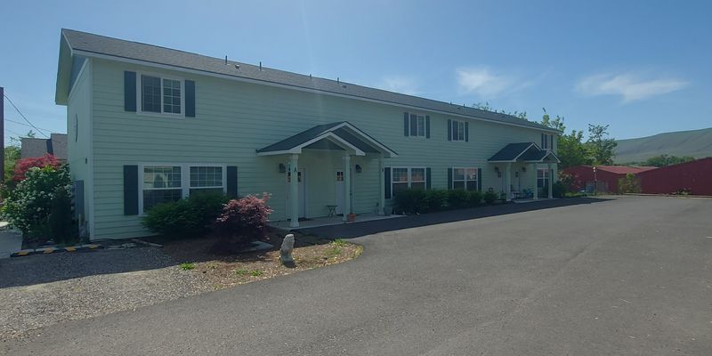 Benton City Townhome: 709 Della Ave