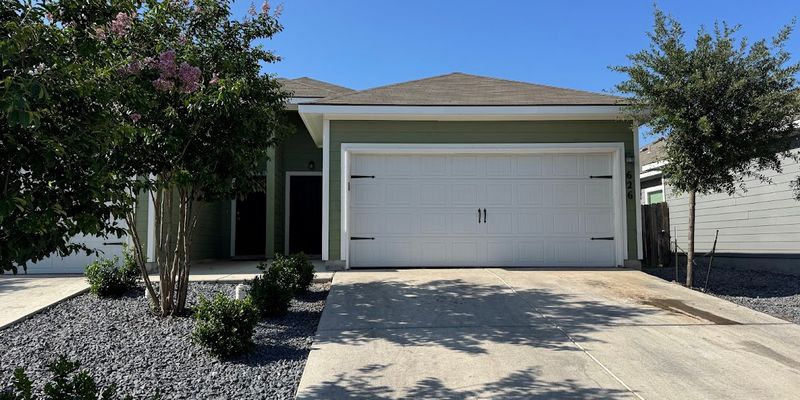 Seguin Multiplex: 624 Heathers Wy
