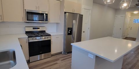 702 kitchen 2.JPEG