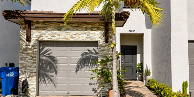 Homestead House: 24902 SW 107th Ave