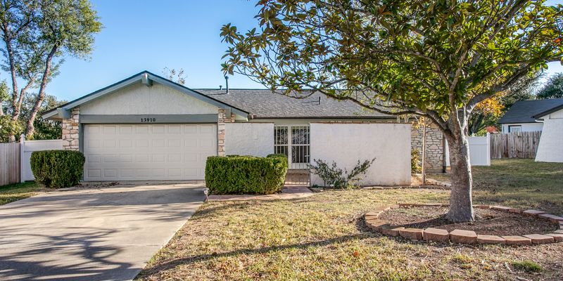 Universal City House: 13910 Thebes Cir