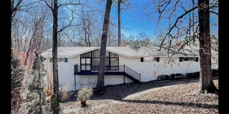 Columbus House: 323 Forrest Glen Rd