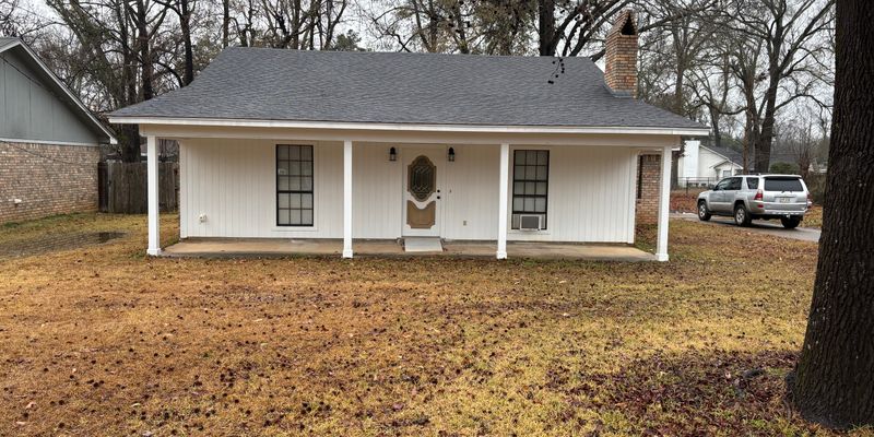 Monroe House: 541 Lakeside Dr