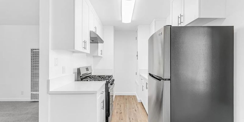 Los Angeles Apartment: 4921 Coldwater Canyon Ave