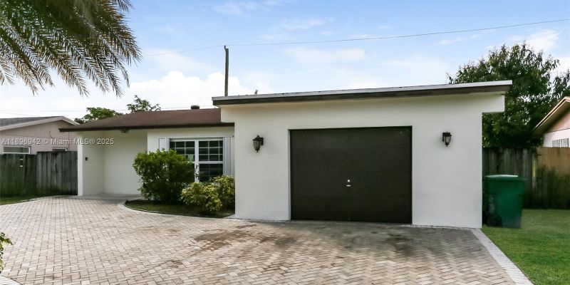 Hollywood House: 7730 NW 39th St