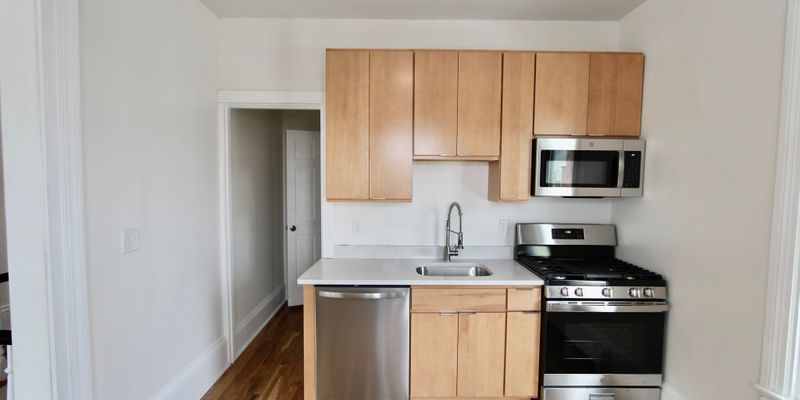 New Bedford Apartment: 81 Summer St