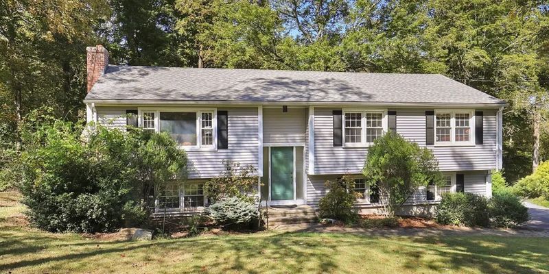 Hamden House: 142 Eramo Terrace