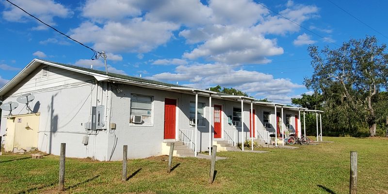 Dundee Apartment: 1002 Daniels St