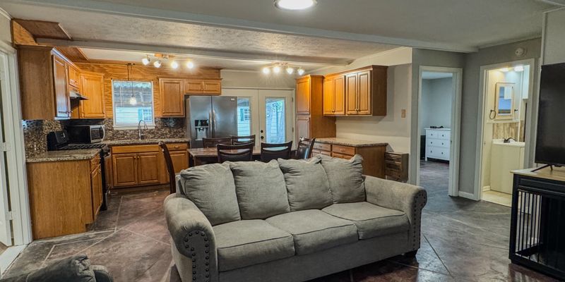 Point House: 743 Oak Leaf Trail