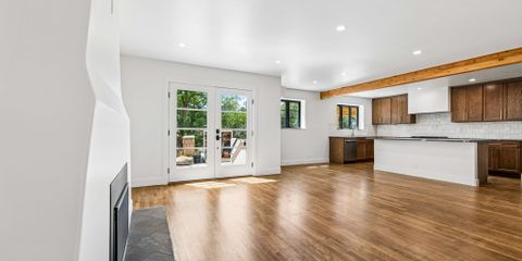22-web-or-mls-669 E. 8th ave -22.jpg