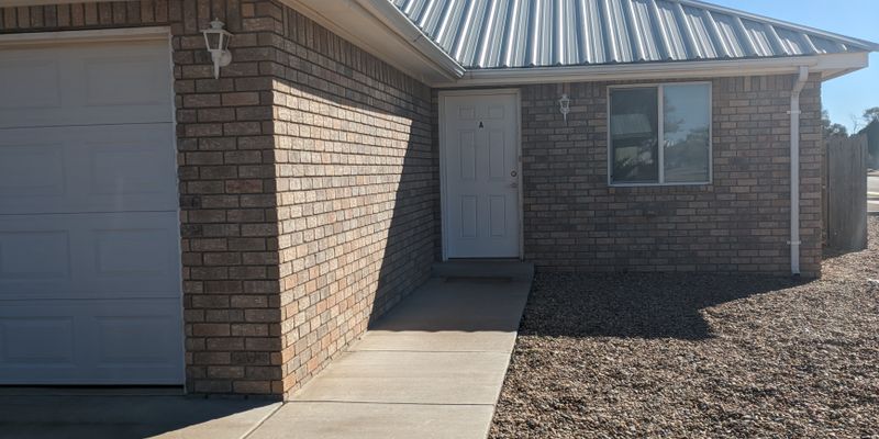 Farwell House: 705 Ave B S