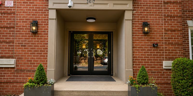 Washington Apartment: 3617 38th St NW
