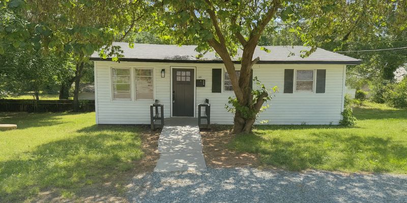 Shelby House: 1401 Woodman Hall St