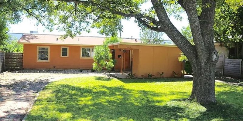 Austin House: 501 Krebs Ln