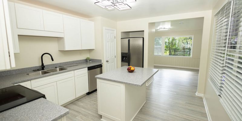 Lake City House: 198 SE Montgomery Pl