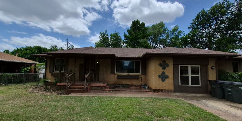 Del City House: 225 Burk Way