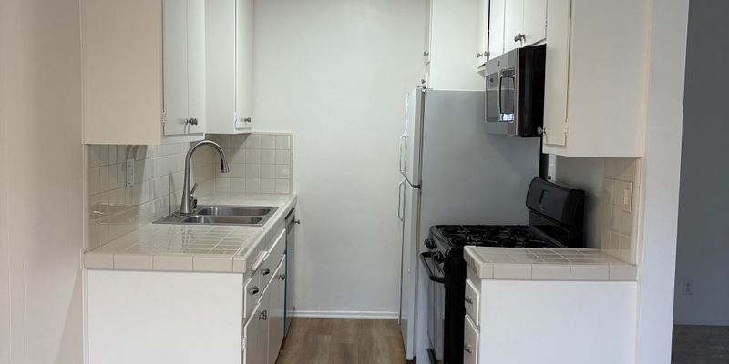 Los Angeles Apartment: 11168 Camarillo St