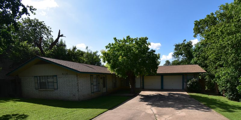 Round Rock Apartment: 910-912 East Austin Avenue