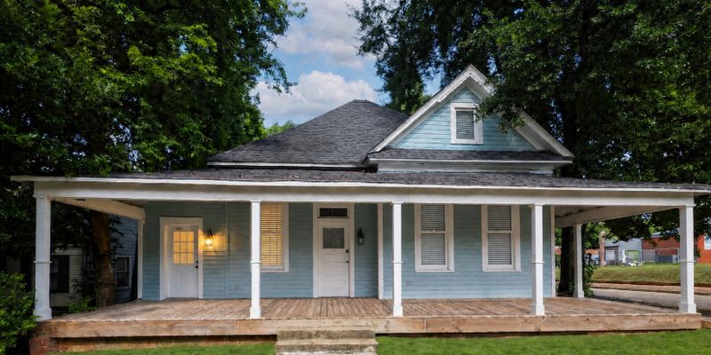Montgomery Apartment: 1204 S McDonough St