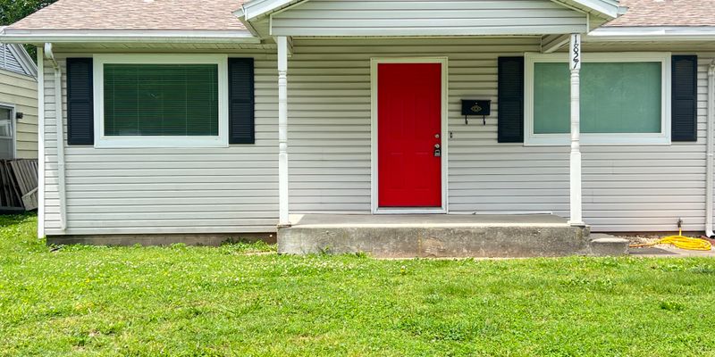 Springfield House: 1827 S Glencrest Dr