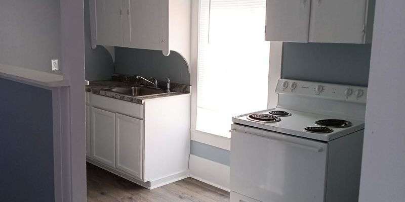 Kingsville Apartment: 215 W King Ave