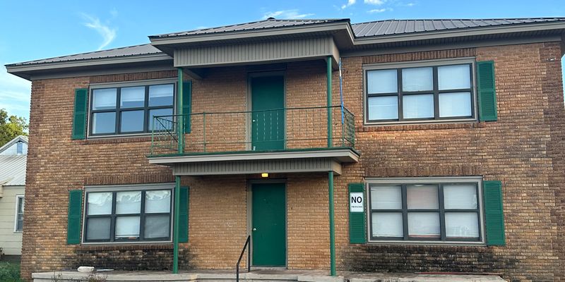 Chickasha Apartment: 827 W Chickasha Ave