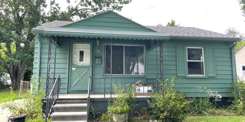 Hazel Park House: 131 W Evelyn Ave