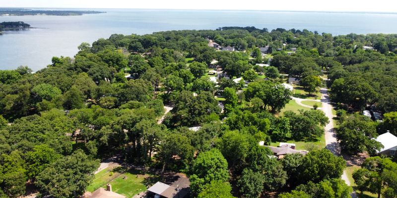 Point House: 743 Oak Leaf Trail