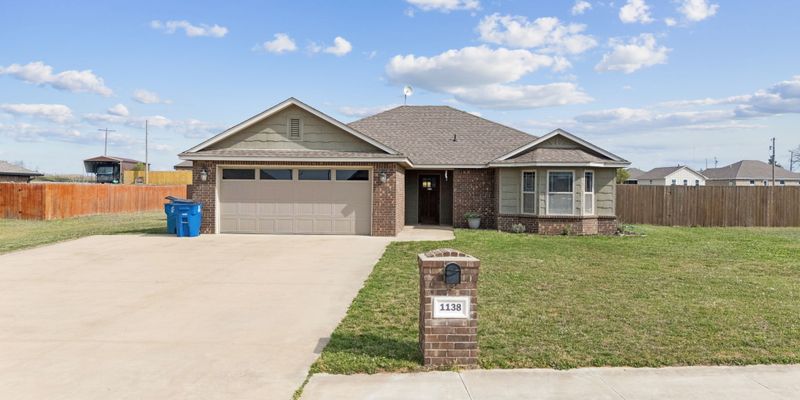 Yale House: 1138 Jones Ave