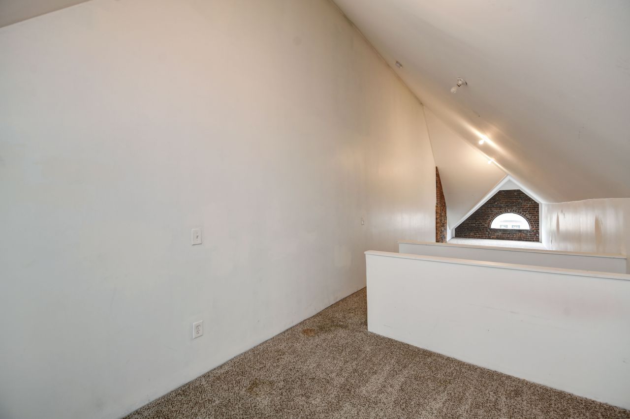685 S Champion Ave photo 26