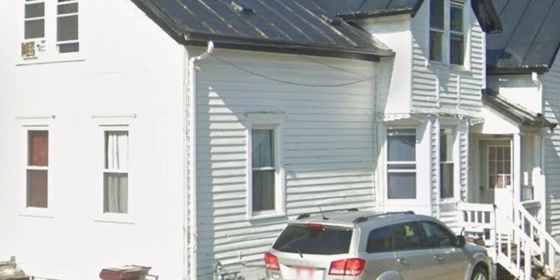 Manitowoc Apartment: 913 S 19th St