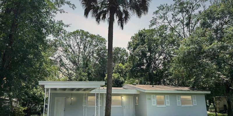 Jacksonville House: 5086 Fredericksburg Ave