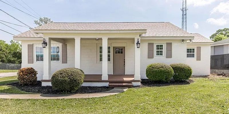 Macon House: 379 Rogers Ave