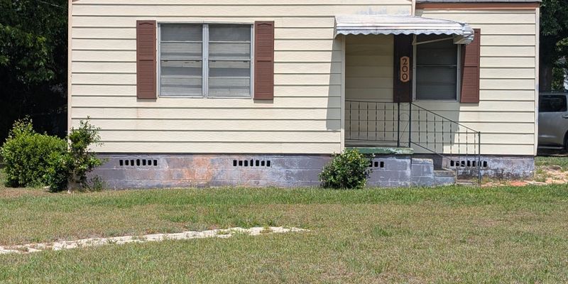 Dothan House: 200 Naomi Dr