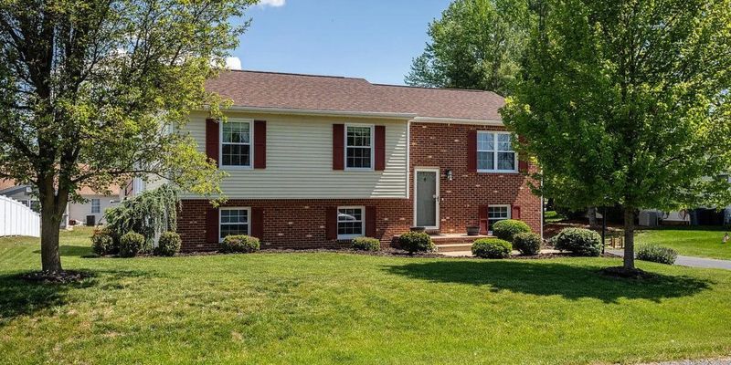 Penn Laird House: 6352 W Donnagail Dr