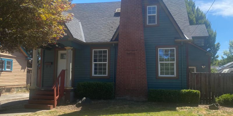 Salem House: 1620 Broadway St NE