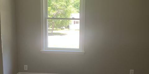 206 D Carlton St front room 1.jpg