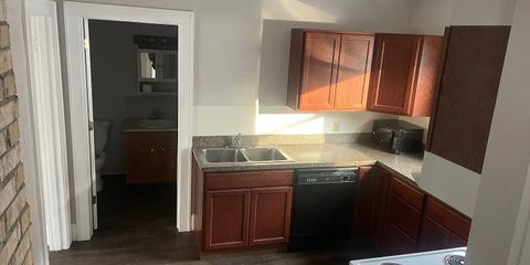 417 Bardon Kitchen .jpeg